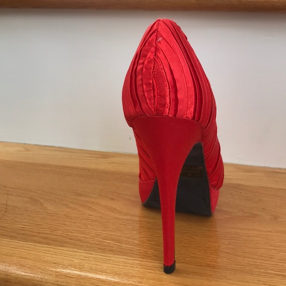 Red satin platform high heels - Picture 3 of 6